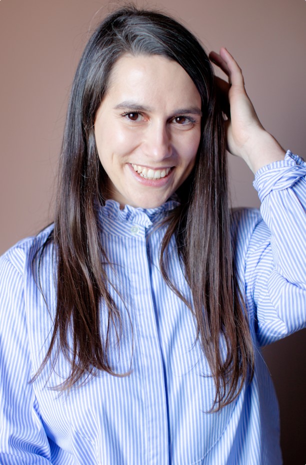 Iria Suarez Martinez holding her hair back with her left hand